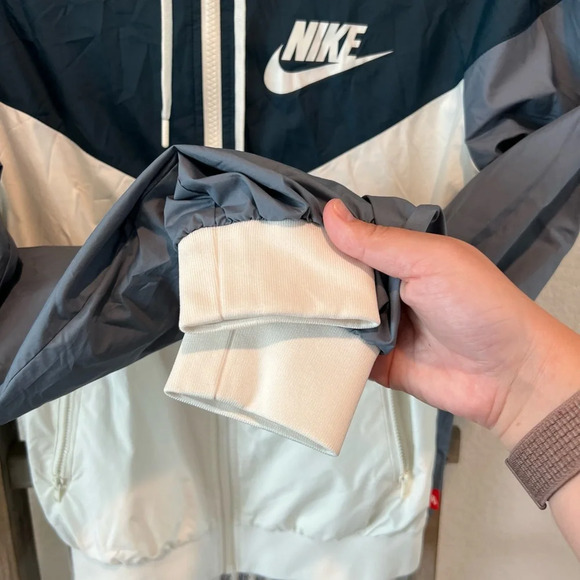 Nike women’s Windrunner jacket size small - Picture 3 of 11